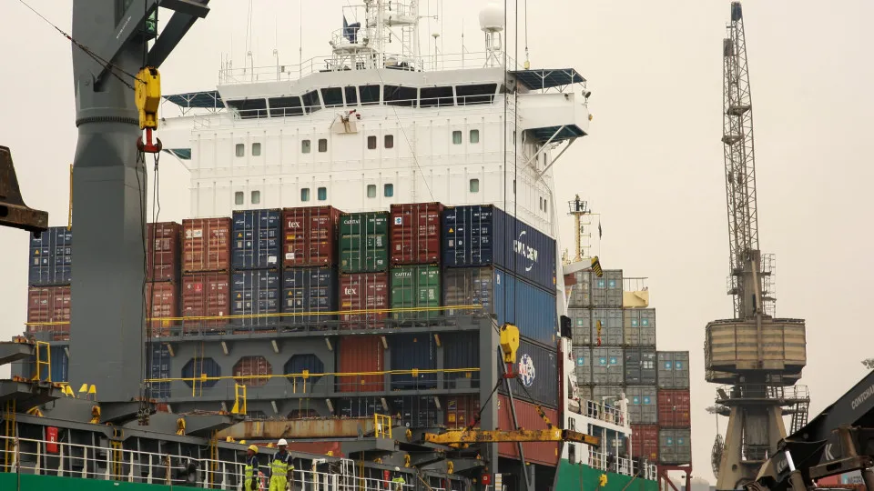 Exportações angolanas caem 17,5% e importações disparam
