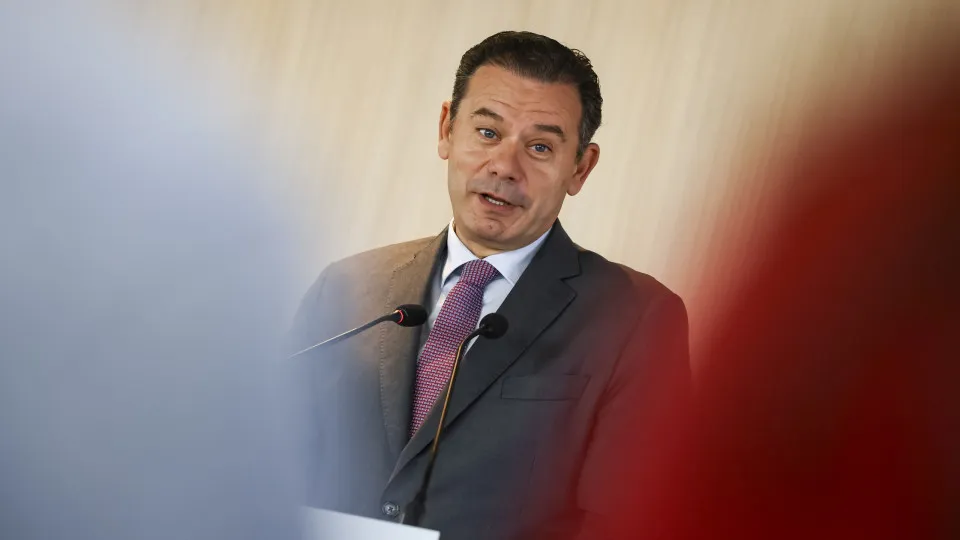 Governo não quer "prejudicar direitos", mas sim "estimular