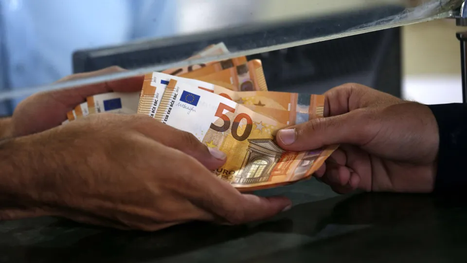 Há menos portugueses a pagar contas a tempo, mas n.º está