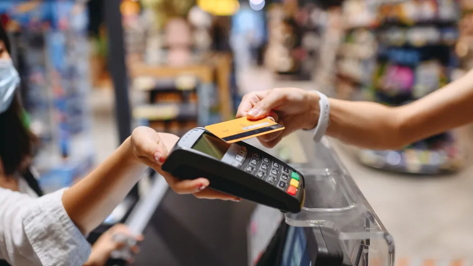 Há um cartão com apoio para comprar alimentos: Para quem e