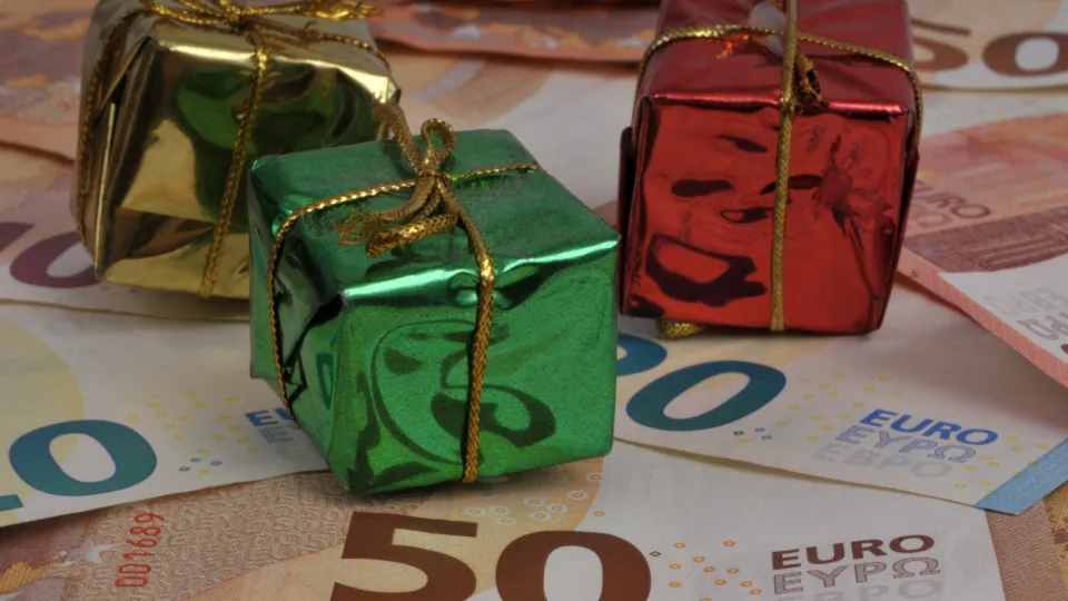 IRS e Segurança Social: Subsídio de Natal paga impostos e