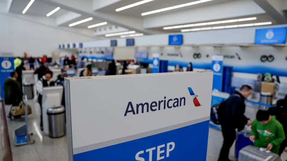 Lucros da American Airlines caem 95% no 3.º trimestre para