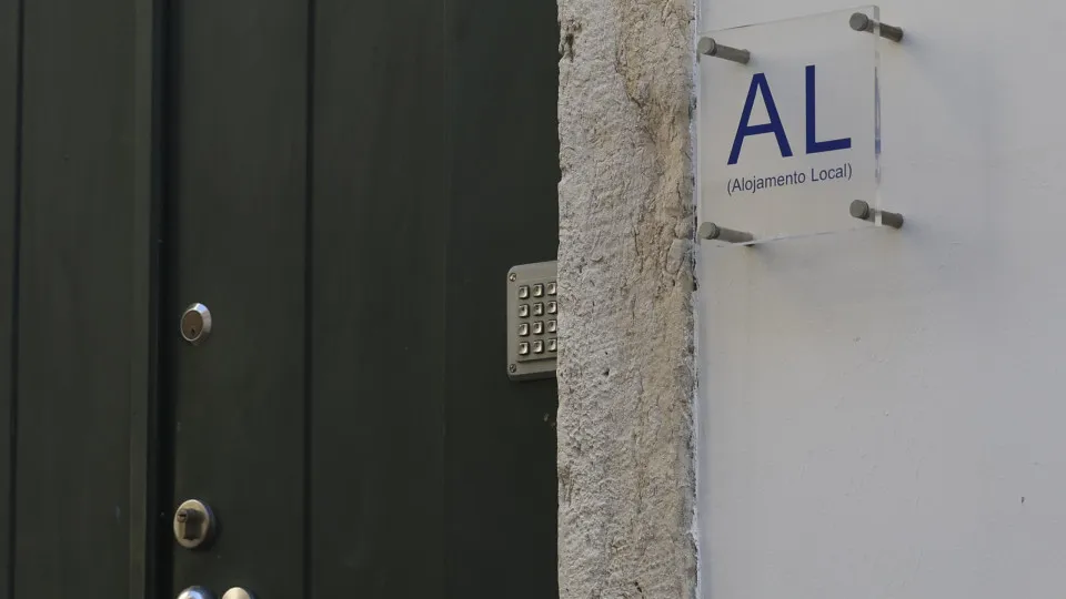 Maioria dos portugueses apoia redução do AL e mais controlo