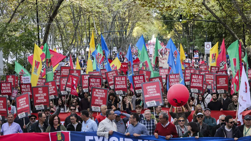 Milhares de trabalhadores marcham contra pacote laboral "do