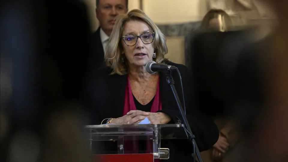 Ministra critica greve da UGT e rejeita retirar "toda a