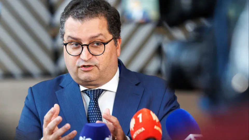 Ministro das Finanças "bastante confiante" em excedente de