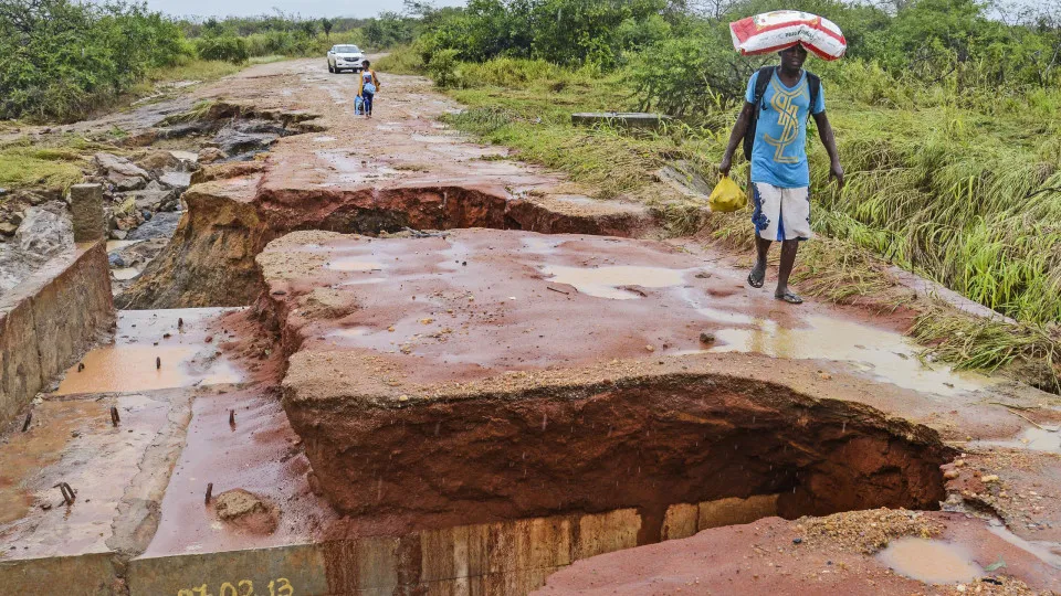 Moçambique investe 1,3 milhões para reabilitar estradas no