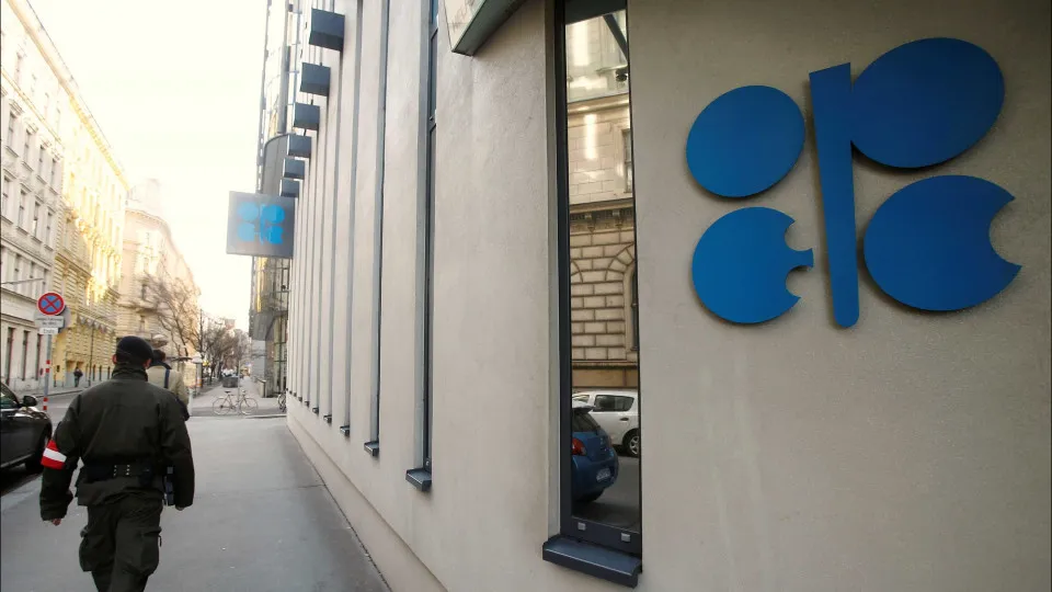OPEP+ anuncia subida da produção de petróleo em dezembro