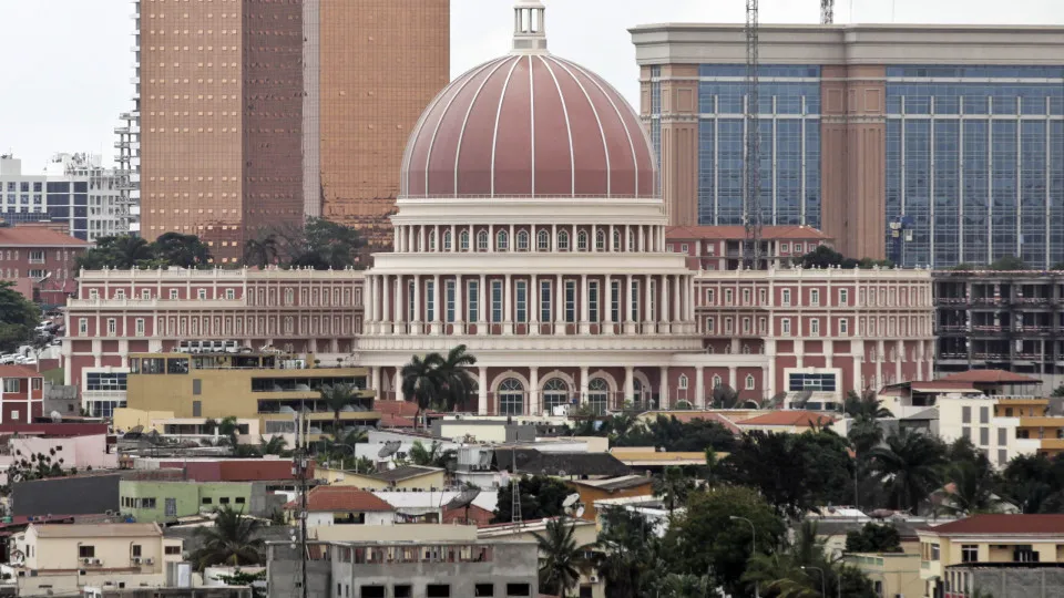 Parlamento angolano aprova proposta de OGE com votos contra