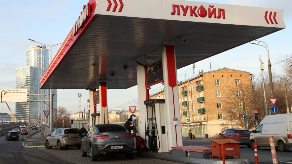 Petrolífera russa Lukoil reduz dividendos depois de sanções