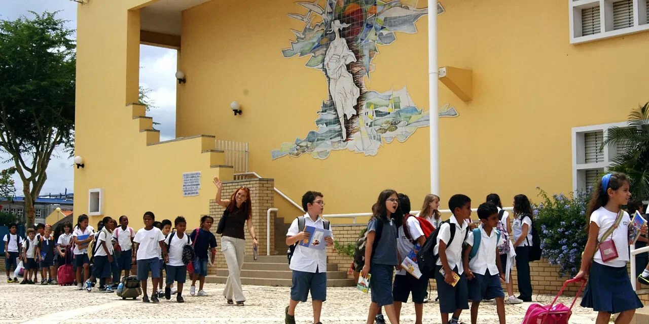 Professores da Escola Portuguesa de Moçambique Convocam