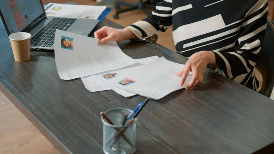 Trabalhadores sobrequalificados recebem abaixo 36,8% do