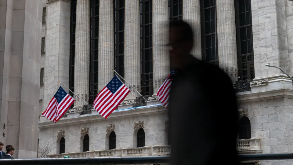 Wall Street fecha em alta com tecnológicas a recuperar parte