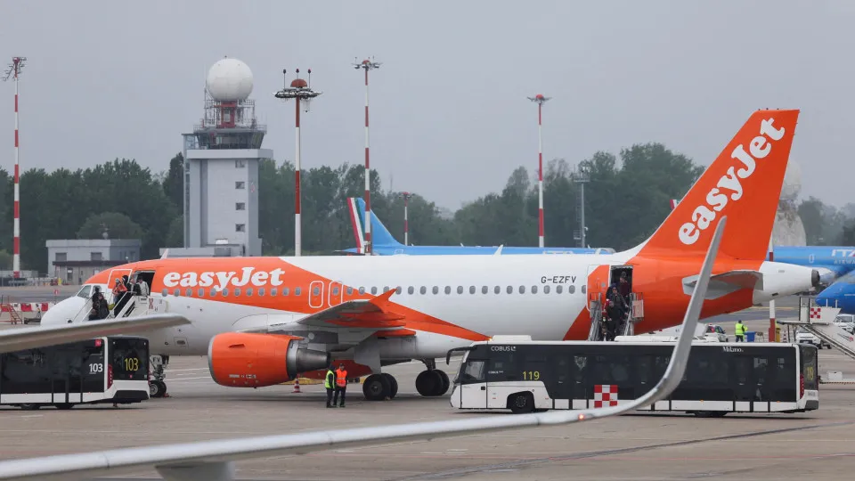 easyJet continua a monitorizar mercado mas não prevê