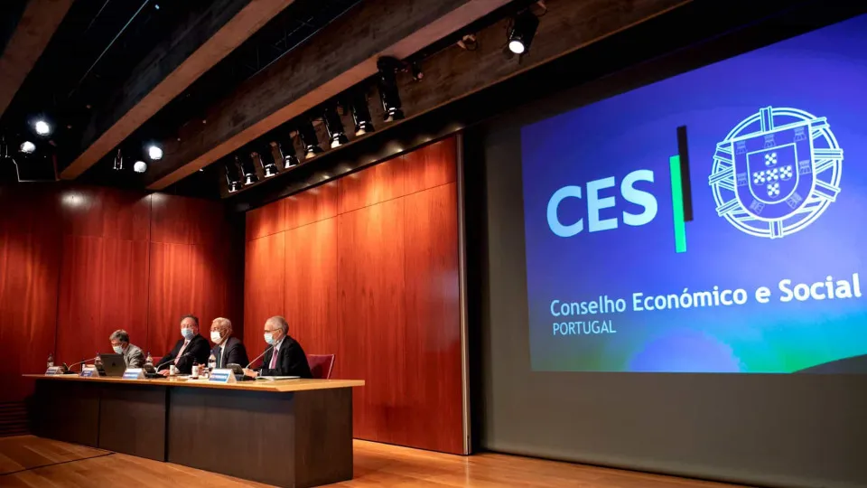 CES aponta falta de transparência e suborçamentação crónica