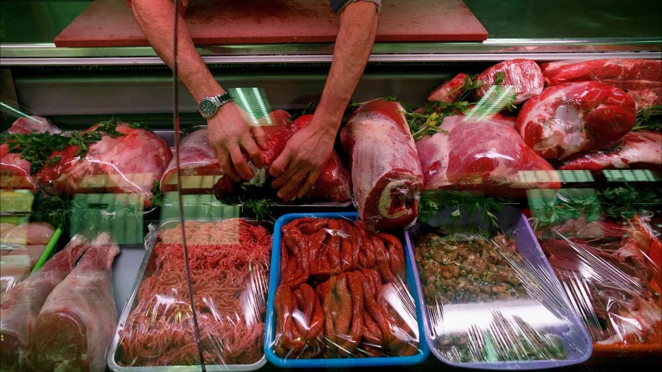 China anuncia taxas até 19,8% sobre carne de porco europeia