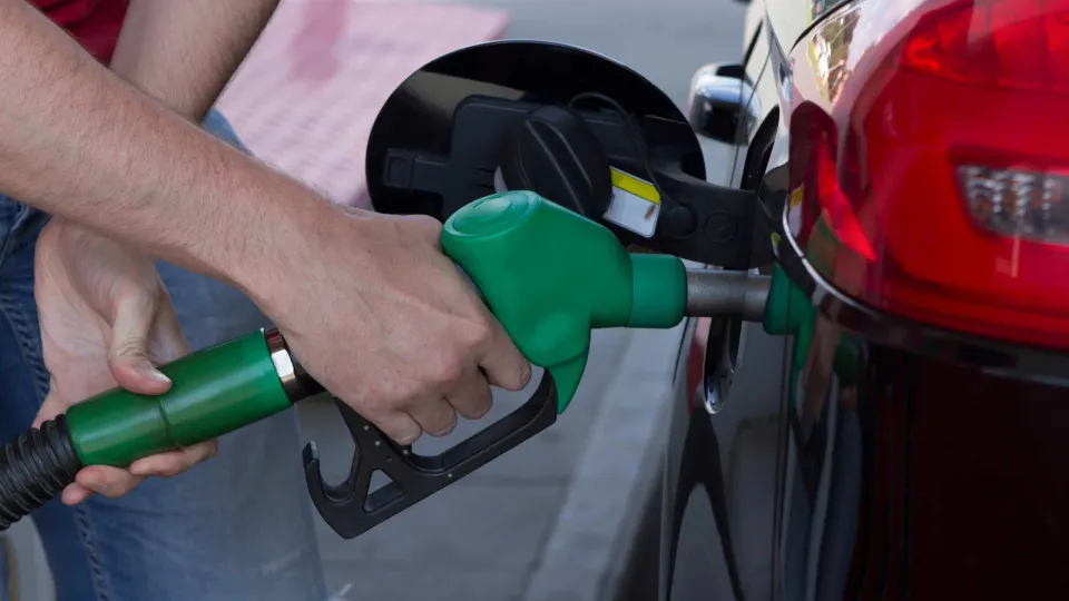 Combustíveis descem hoje: Veja em que postos pode poupar