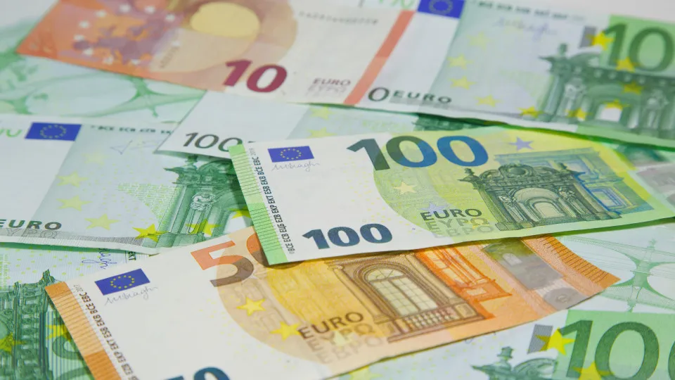 Endividamento da economia cai para 857,7 mil milhões em