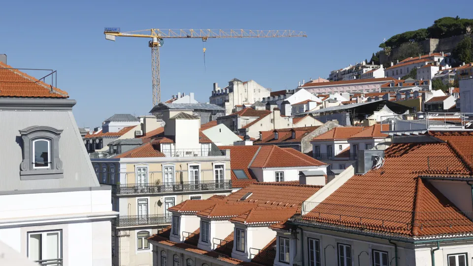 Euribor desce a três e a seis meses e sobe a 12 meses para