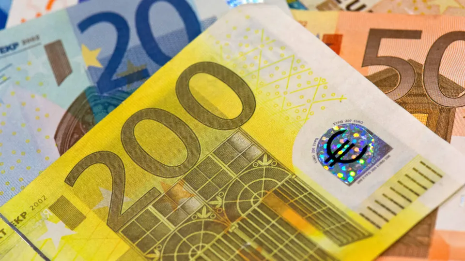 Euro caiu ligeiramente e mantém-se no patamar dos 1,16
