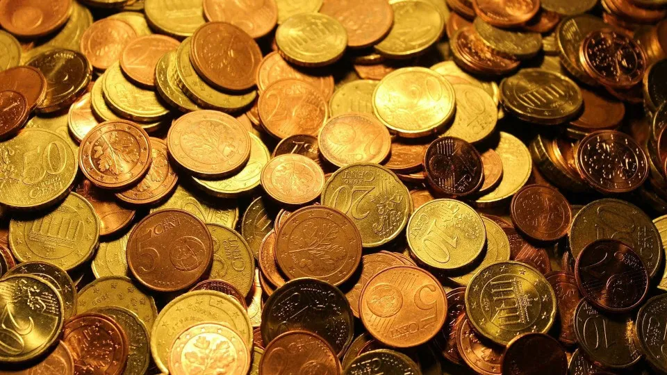 Euro volta a subir e mantém-se acima dos 1,16 dólares