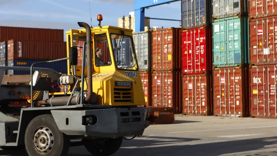Exportações caem 5,2% e importações 3% em outubro