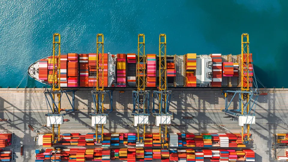 Exportações e importações diminuíram 5,2% e 3% em outubro