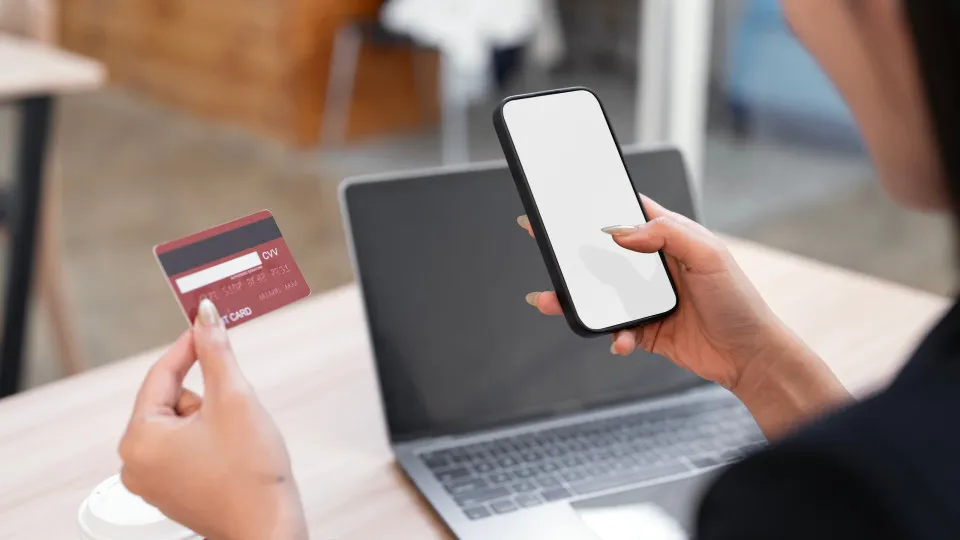Faz compras online? UE impõe taxa de 3€ às encomendas de