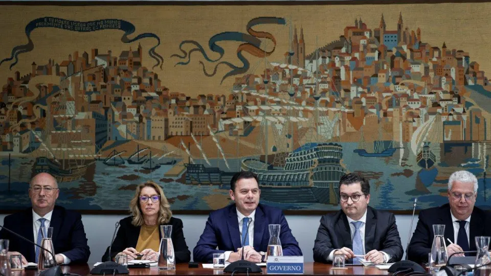 Governo adia entrega de relatório de formação a parceiros