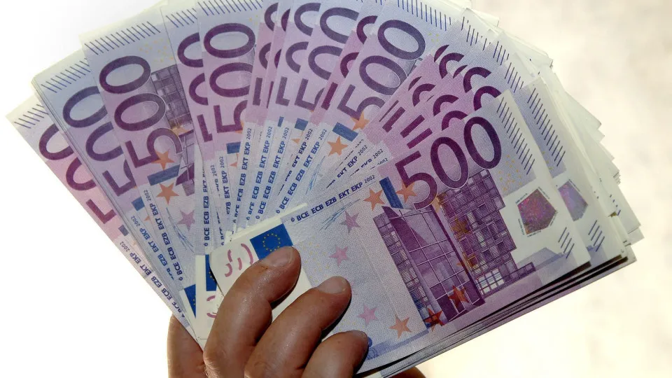 Governo paga 2,5 mil milhões à UE e reduz dívida para 19,8