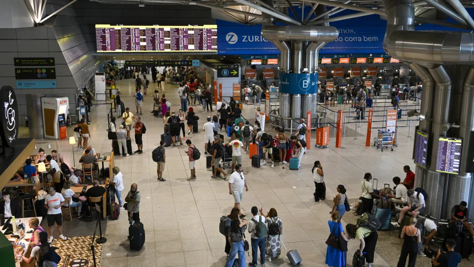 Greve nos aeroportos desconvocada após acordo com acionistas