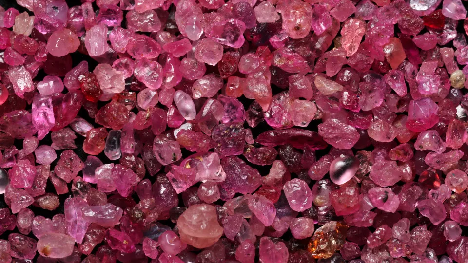 Moçambique prevê aumento de 3% de rubis em 2026