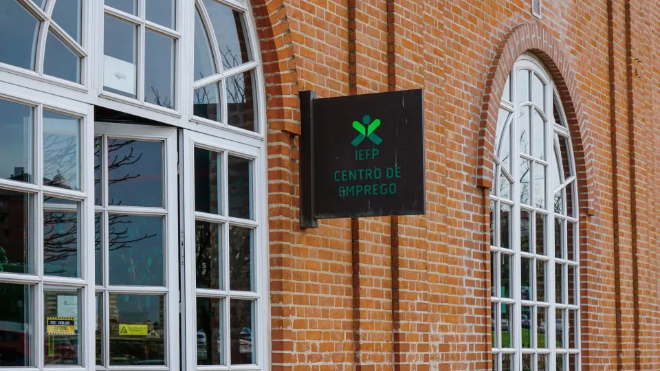 Número de casais no desemprego cai 9,5% em novembro