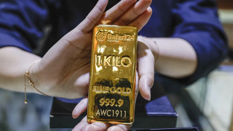 Ouro bate novo recorde e ultrapassa pela primeira vez os