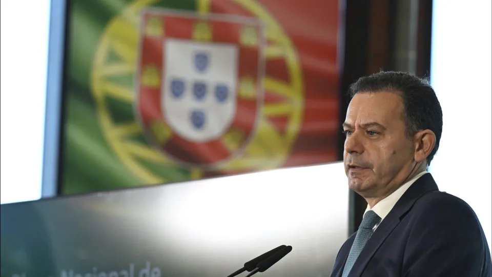 Salário de 1.600€? PCP acusa Montenegro de "afronta", CGTP