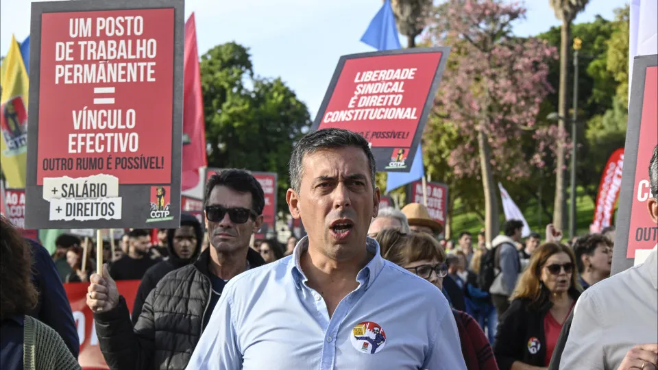 "Se Governo quer dar prenda a portugueses, retire da mesa