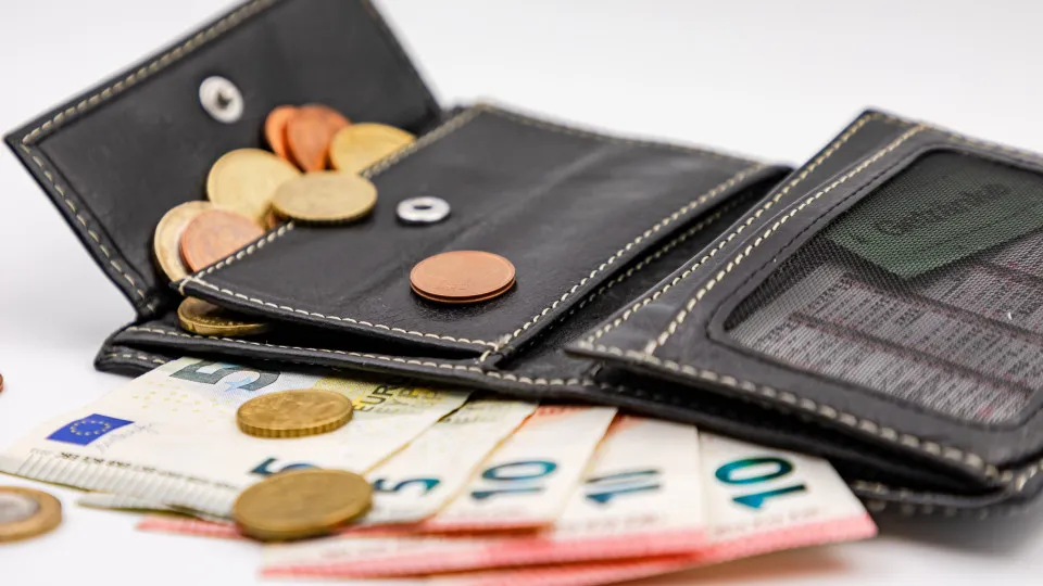Taxa de vagas de emprego recua na UE no 3.º trimestre e