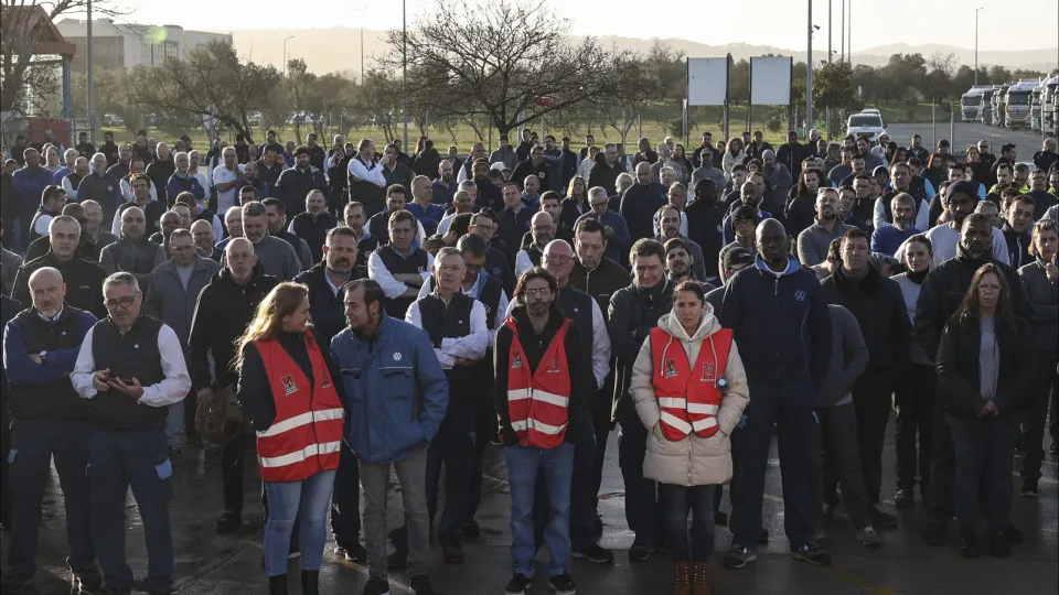 Trabalhadores da Autoeuropa aprovaram moção contra pacote