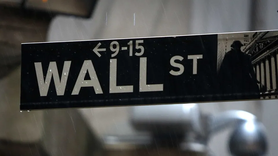 Wall Street fecha em alta graças à recuperação das