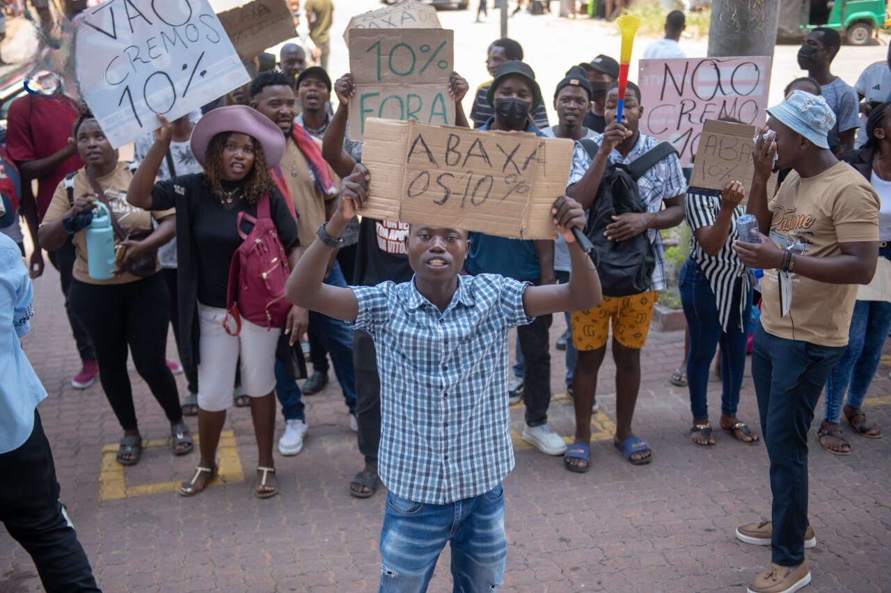 Agentes de Carteira Móvel Protestam Contra Corte de 10% Nas