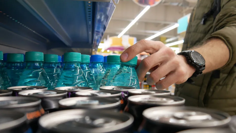 Água? "Pouca, mas vai havendo". Supermercados estão a