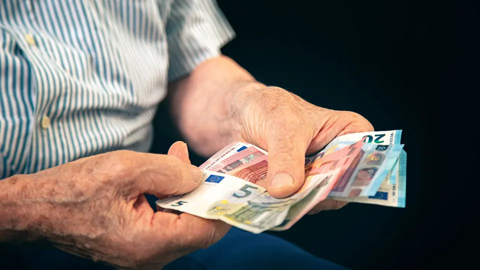 Atenção, reformados: Pensões caem hoje na conta e já com