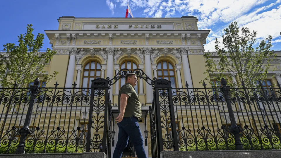 Banco da Rússia avança com processo a empresa belga por