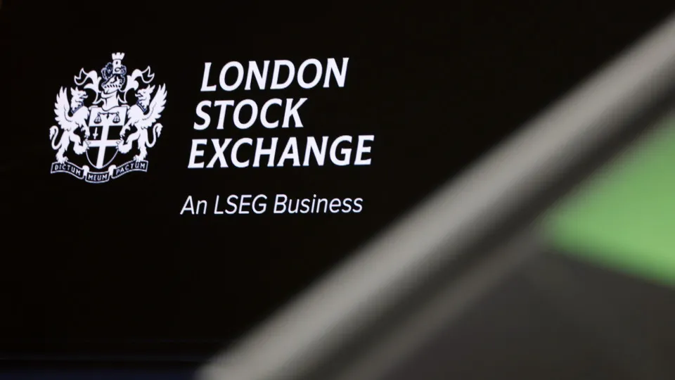 Bolsa de Londres ultrapassa os 10.000 pontos pela primeira