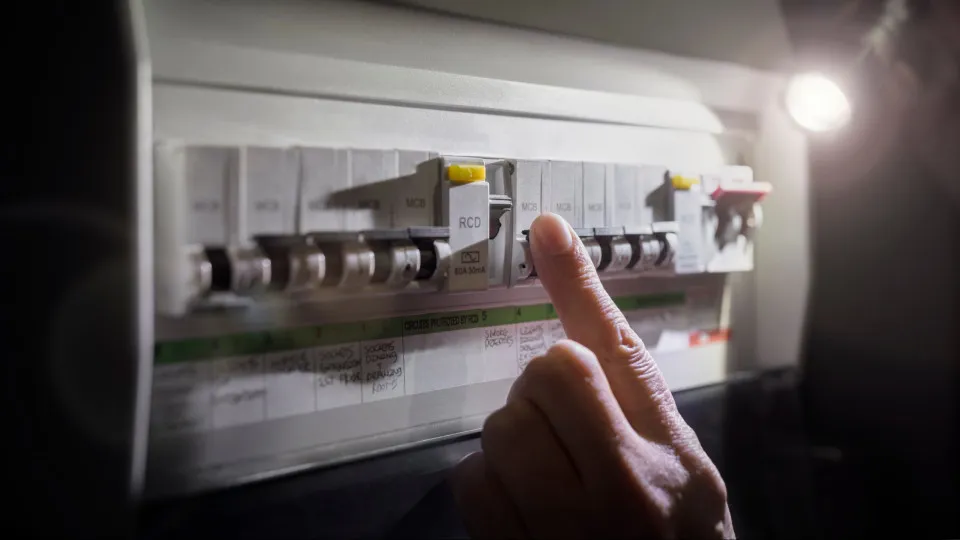 Cerca de 485 mil clientes da E-Redes sem energia pelas 18h00
