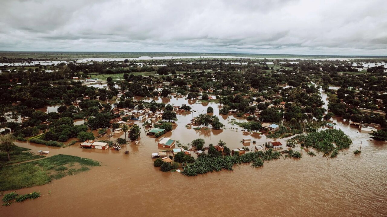 “Cheias Deixam Mais de 100 Mil Pessoas em Centros de Abrigo