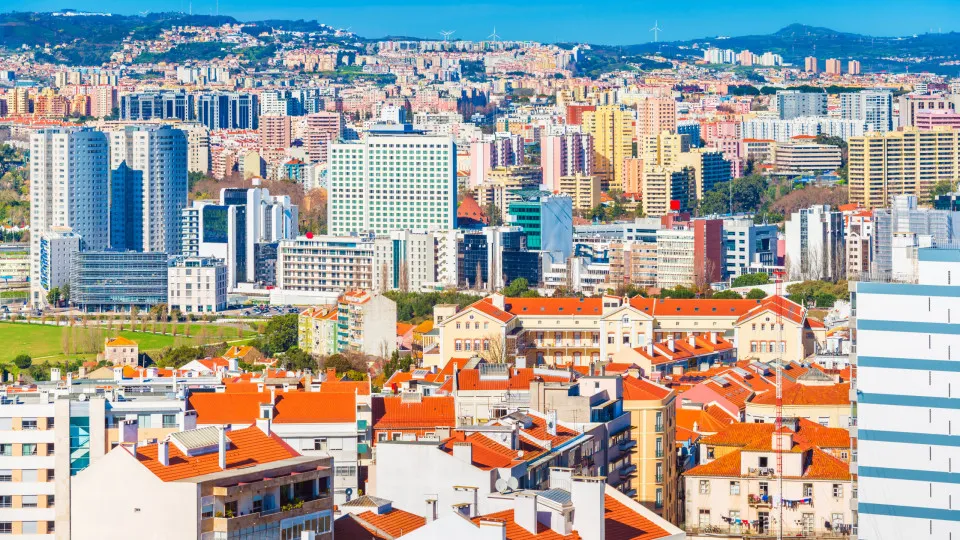 Comprar casa em Portugal exige (em média) quase 30 anos de