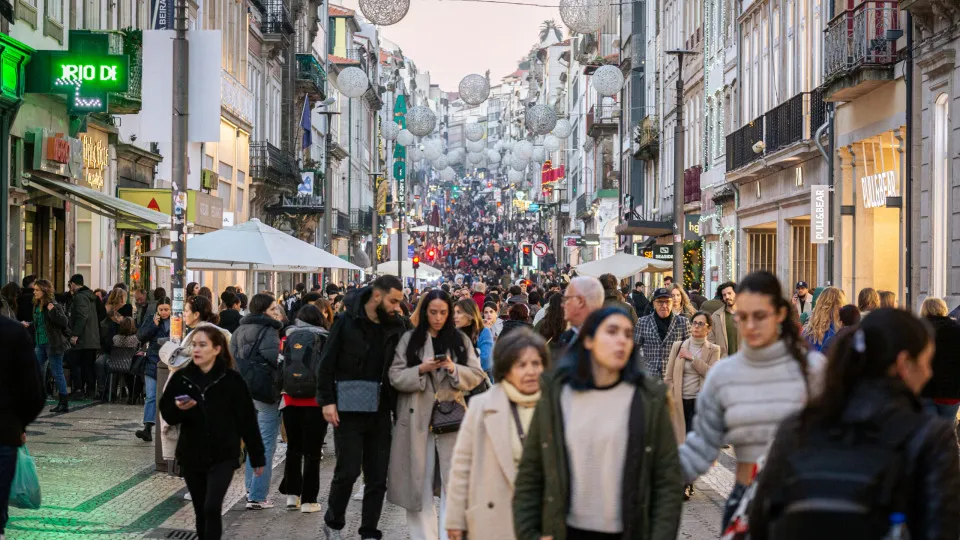 Compras na época natalícia sobem 8% e comércio 'online'
