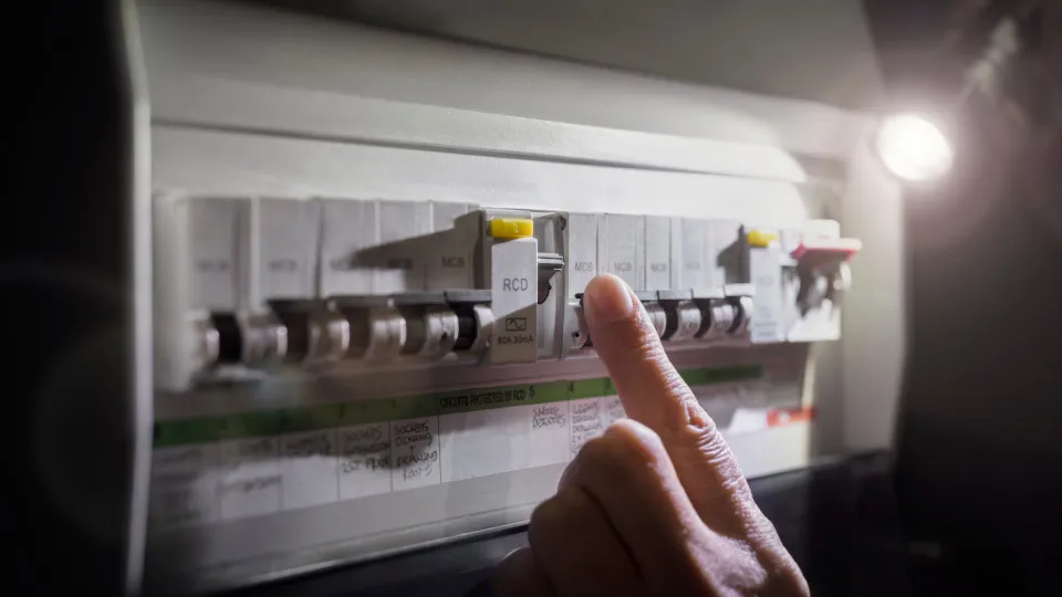 Consumo de energia elétrica atinge máximo histórico em 2025