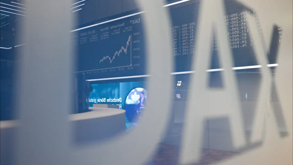 DAX 40 da bolsa de Frankfurt ultrapassa pela 1.ª vez os